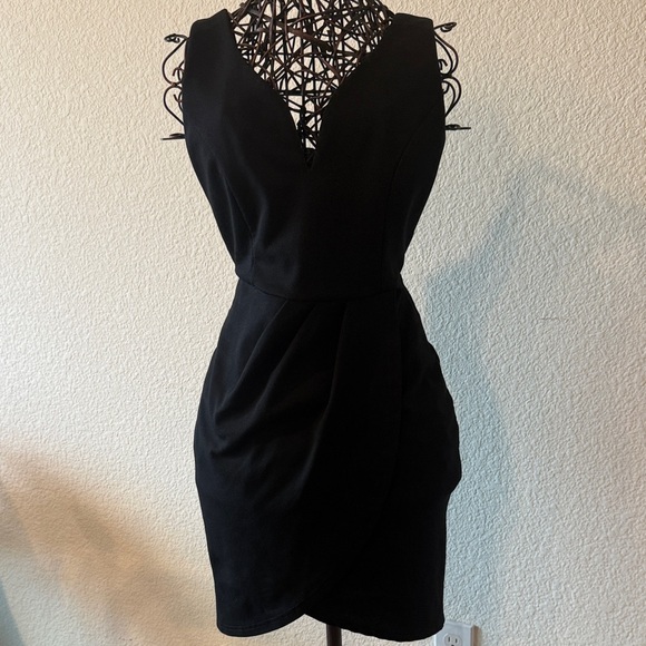 Elegant Black Sleeveless Dress - Picture 1 of 4